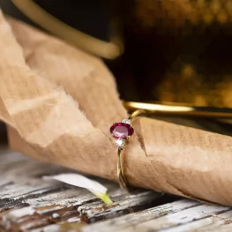 Złoty pierścionek z rubinem i diamentami Złoty pierścionek z rubinem i diamentami