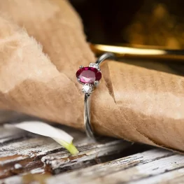 Pierścionek z białego złota z rubinem i diamentami Pierścionek z białego złota z rubinem i diamentami