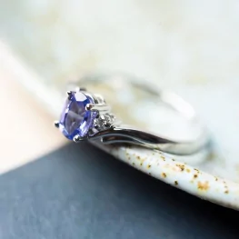 Pierścionek z białego złota z tanzanitem i diamentami Pierścionek z białego złota z tanzanitem i diamentami