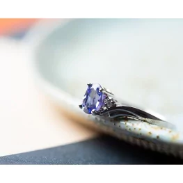 Pierścionek z białego złota z tanzanitem i diamentami Pierścionek z białego złota z tanzanitem i diamentami