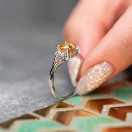 Pierścionek z białego złota z żółtym szafirem i diamentami Pierścionek z białego złota z żółtym szafirem i diamentami