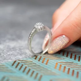 Pierścionek z białego złota z diamentami Pierścionek z białego złota z diamentami
