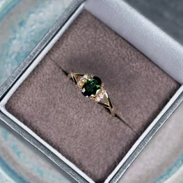 Złoty pierścionek z turmalinem i diamentami Złoty pierścionek z turmalinem i diamentami