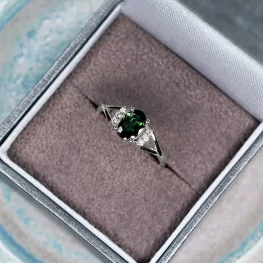 Pierścionek z białego złota z turmalinem i diamentami Pierścionek z białego złota z turmalinem i diamentami