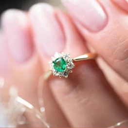 Złoty pierścionek ze szmaragdem i diamentami Złoty pierścionek ze szmaragdem i diamentami
