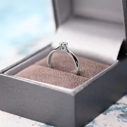 Pierścionek z białego złota z diamentem Pierścionek z białego złota z diamentem