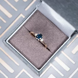 Złoty pierścionek z szafirem i diamentami Złoty pierścionek z szafirem i diamentami