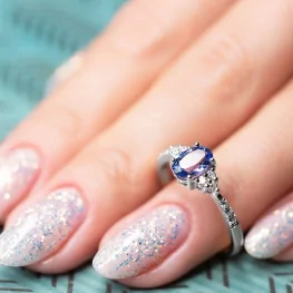 Pierścionek z białego złota z tanzanitem i diamentami TP0001BTA Pierścionek z białego złota z tanzanitem i diamentami TP0001BTA