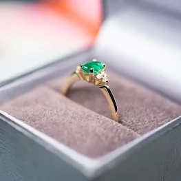 Złoty pierścionek ze szmaragdem i diamentami Złoty pierścionek ze szmaragdem i diamentami