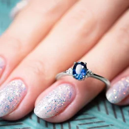 Pierścionek z białego złota z szafirem i diamentami Pierścionek z białego złota z szafirem i diamentami