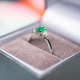 Pierścionek z białego złota ze szmaragdem i diamentami Pierścionek z białego złota ze szmaragdem i diamentami