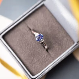 Pierścionek z białego złota z tanzanitem i diamentami Pierścionek z białego złota z tanzanitem i diamentami