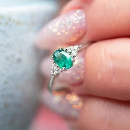 Pierścionek z białego złota ze szmaragdem i diamentami Pierścionek z białego złota ze szmaragdem i diamentami