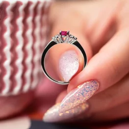 Pierścionek z białego złota z rubinem i diamentami Pierścionek z białego złota z rubinem i diamentami