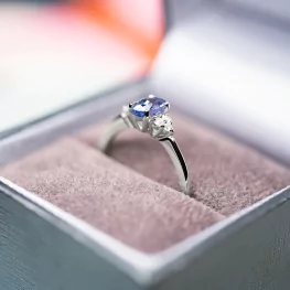 Pierścionek z białego złota z tanzanitem i diamentami Pierścionek z białego złota z tanzanitem i diamentami