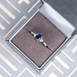 Pierścionek z białego złota z niebieskim szafirem i diamentami TP0001BNSR Pierścionek z białego złota z niebieskim szafirem i diamentami TP0001BNSR