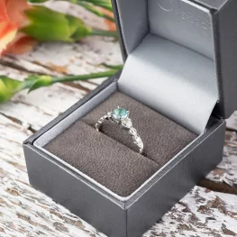 Pierścionek z białego złota z niebieskim topazem i diamentami Pierścionek z białego złota z niebieskim topazem i diamentami