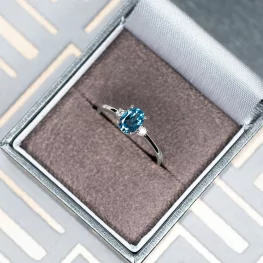 Pierścionek z białego złota z niebieskim topazem i diamentami TP0055BNTZ Pierścionek z białego złota z niebieskim topazem i diamentami TP0055BNTZ
