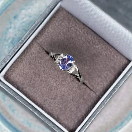 Pierścionek z białego złota z tanzanitem i diamentami Pierścionek z białego złota z tanzanitem i diamentami