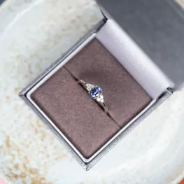 Pierścionek z białego złota z tanzanitem i diamentami Pierścionek z białego złota z tanzanitem i diamentami