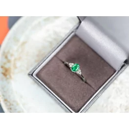 Pierścionek z białego złota ze szmaragdem i diamentami Pierścionek z białego złota ze szmaragdem i diamentami