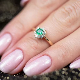 Złoty pierścionek ze szmaragdem i diamentami Złoty pierścionek ze szmaragdem i diamentami