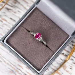 Pierścionek z białego złota z rubinem i diamentami Pierścionek z białego złota z rubinem i diamentami