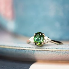 Złoty pierścionek z turmalinem i diamentami Złoty pierścionek z turmalinem i diamentami