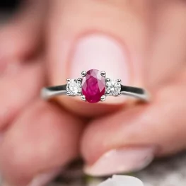 Pierścionek z białego złota z rubinem i diamentami Pierścionek z białego złota z rubinem i diamentami