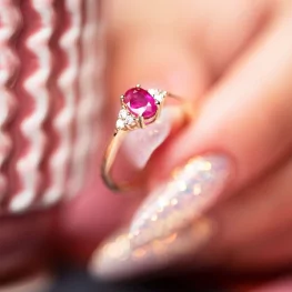 Złoty pierścionek z rubinem i diamentami Złoty pierścionek z rubinem i diamentami
