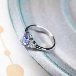 Pierścionek z białego złota z tanzanitem i diamentami Pierścionek z białego złota z tanzanitem i diamentami