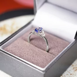 Pierścionek z białego złota z tanzanitem i diamentami Pierścionek z białego złota z tanzanitem i diamentami