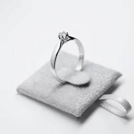 Pierścionek z białego złota z diamentem Pierścionek z białego złota z diamentem