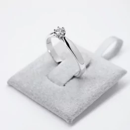 Pierścionek z białego złota z diamentem Pierścionek z białego złota z diamentem