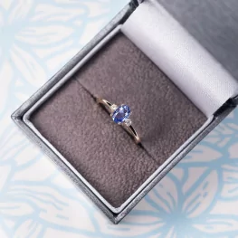 Złoty pierścionek z tanzanitem i diamentami Złoty pierścionek z tanzanitem i diamentami