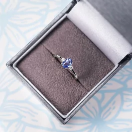 Pierścionek z białego złota z tanzanitem i diamentami Pierścionek z białego złota z tanzanitem i diamentami