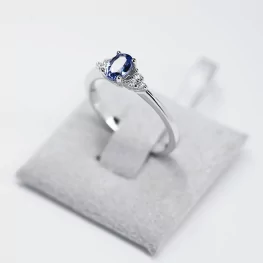 Pierścionek z białego złota z tanzanitem i diamentami Pierścionek z białego złota z tanzanitem i diamentami