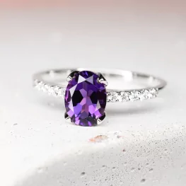 Pierścionek z  białego złota z ametystem i diamentami Pierścionek z  białego złota z ametystem i diamentami
