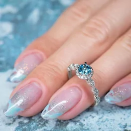 Pierścionek z białego złota z niebieskim topazem i diamentami Pierścionek z białego złota z niebieskim topazem i diamentami