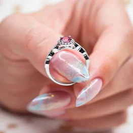 Pierścionek z białego złota z różowym topazem i diamentami Pierścionek z białego złota z różowym topazem i diamentami