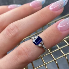 Pierścionek z białego złota z niebieskim szafirem i diamentami TP0072BNSR Pierścionek z białego złota z niebieskim szafirem i diamentami TP0072BNSR