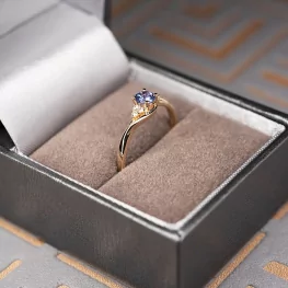 Złoty pierścionek z tanzanitem i diamentami TP0030ZTT Złoty pierścionek z tanzanitem i diamentami TP0030ZTT