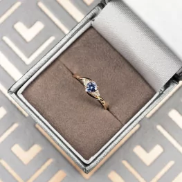 Złoty pierścionek z tanzanitem i diamentami TP0030ZTT Złoty pierścionek z tanzanitem i diamentami TP0030ZTT