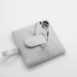 Pierścionek z białego złota z niebieskim szafirem i diamentami Pierścionek z białego złota z niebieskim szafirem i diamentami
