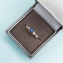 Pierścionek z białego złota z niebieskim szafirem i diamentami Pierścionek z białego złota z niebieskim szafirem i diamentami