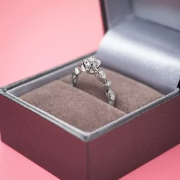 Pierścionek z białego złota z białym szafirem i diamentami Pierścionek z białego złota z białym szafirem i diamentami