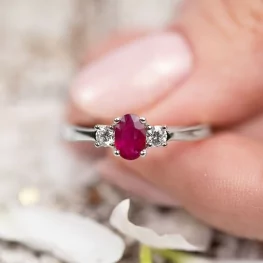 Pierścionek z białego złota z rubinem i diamentami Pierścionek z białego złota z rubinem i diamentami