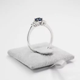 Pierścionek z białego złota z szafirem i diamentami Pierścionek z białego złota z szafirem i diamentami