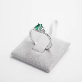 Pierścionek z białego złota ze szmaragdem i diamentami Pierścionek z białego złota ze szmaragdem i diamentami