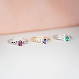 Pierścionek z białego złota ze szmaragdem i diamentami Pierścionek z białego złota ze szmaragdem i diamentami